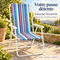 Chaise pliante à dossier haut, accoudoirs blancs et toile à rayures bleues, blanches et rouges sur une terrasse