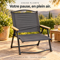 Chaise pliante grise avec structure métallique noire et accoudoirs en bois sur une terrasse